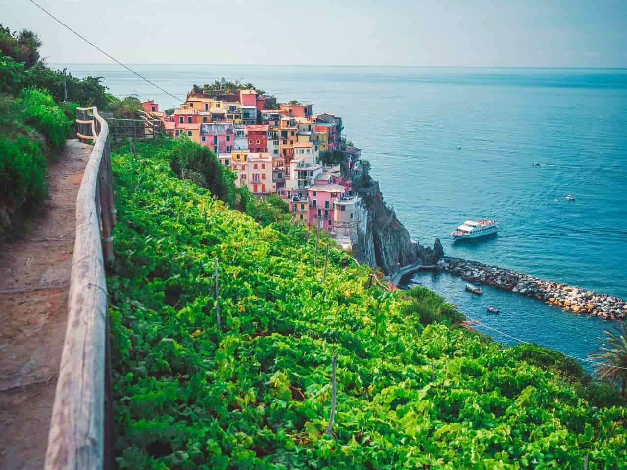 Stunning view of The Blue Trail of Cinque Terre as it is considered as the best thing to do in Cinque Terre Italy