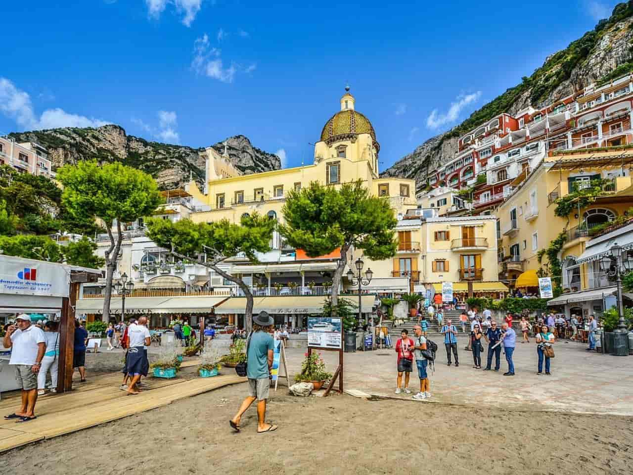 Streets of Positano to wonder while you're on the Amalfi Coast