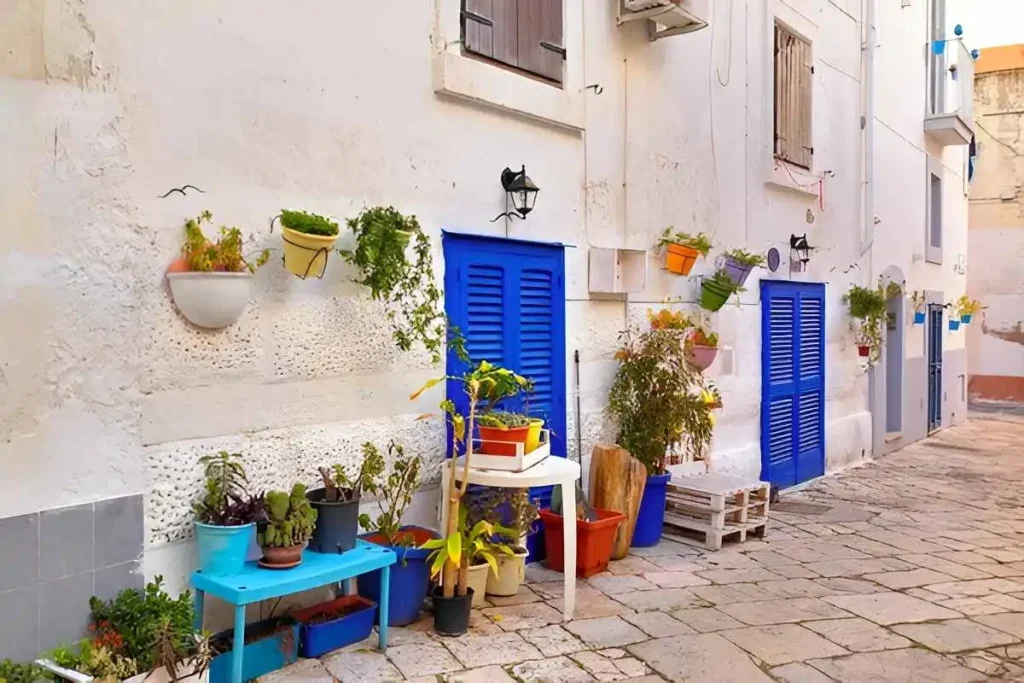 Alleyway in Monopoli, Puglia
