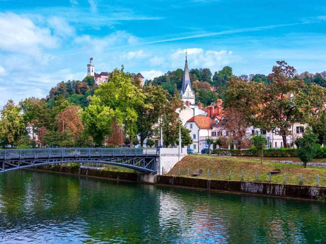 stunning view of Hradecky bridge and Ljubljana Castle
